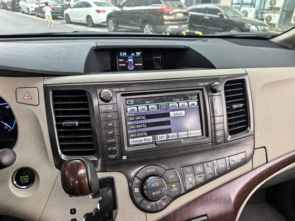 Toyota Sienna — миниатюра 10
