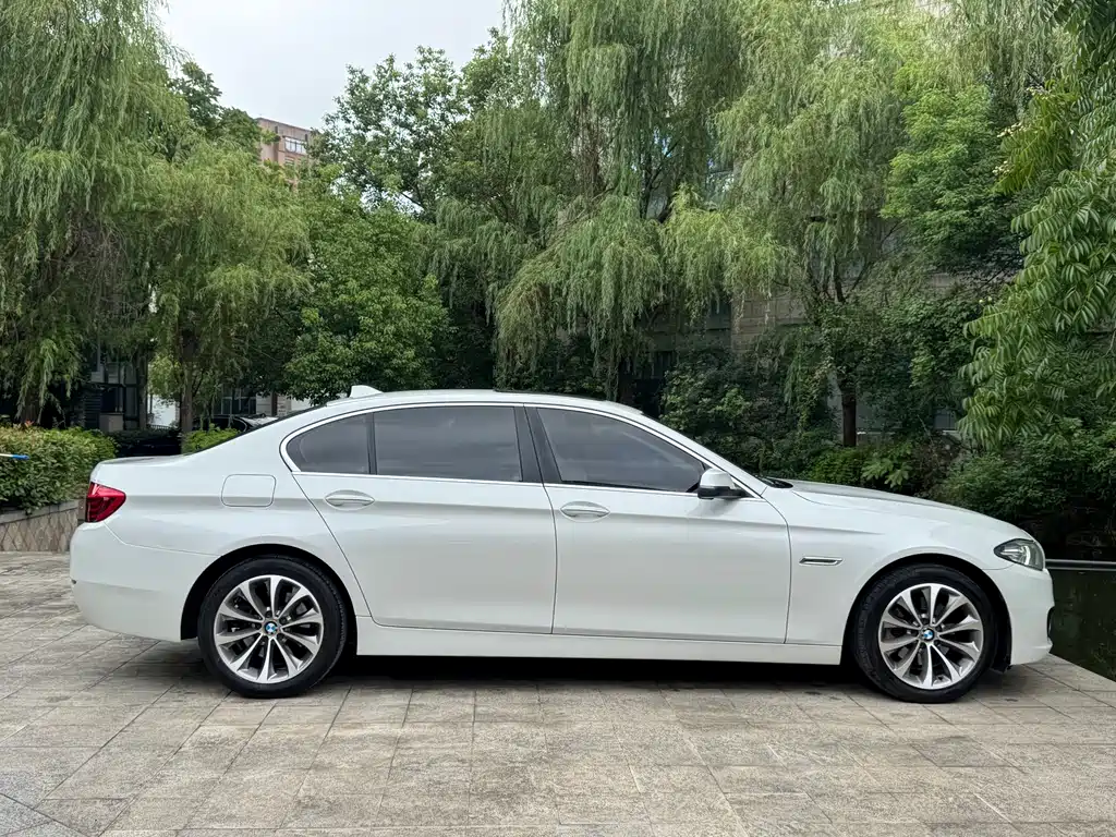 BMW 5 Series — миниатюра 8
