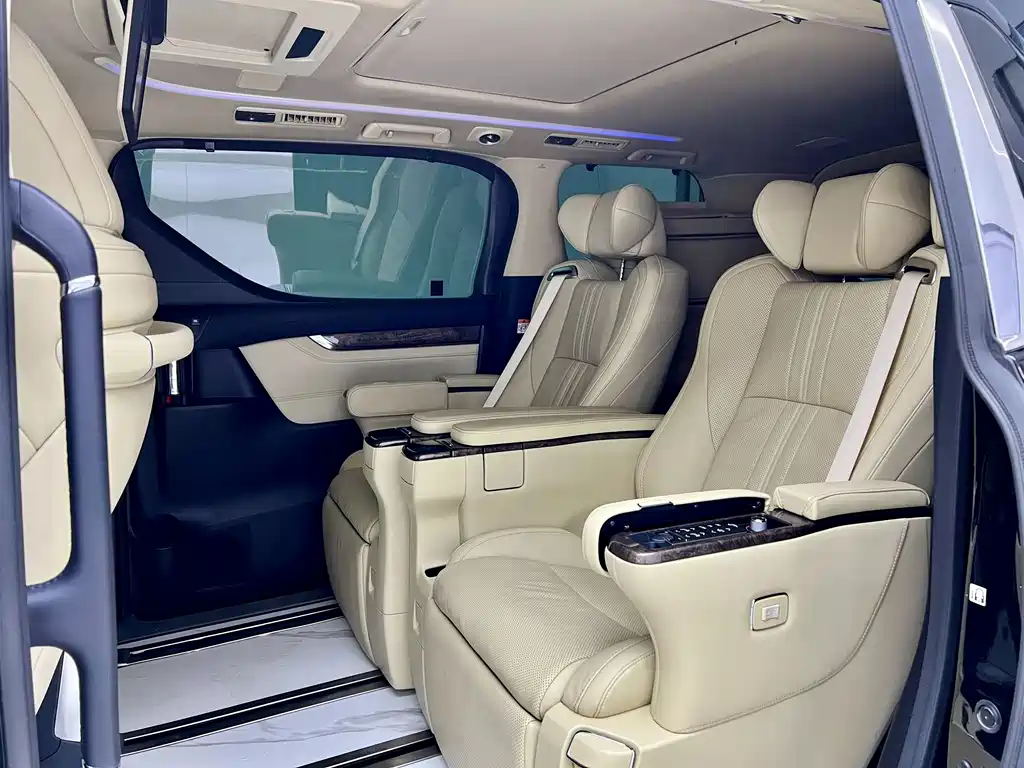 Toyota Alphard — миниатюра 19