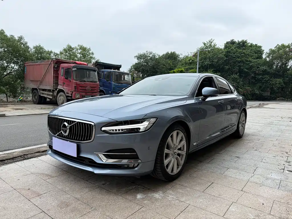 Купить Volvo S90