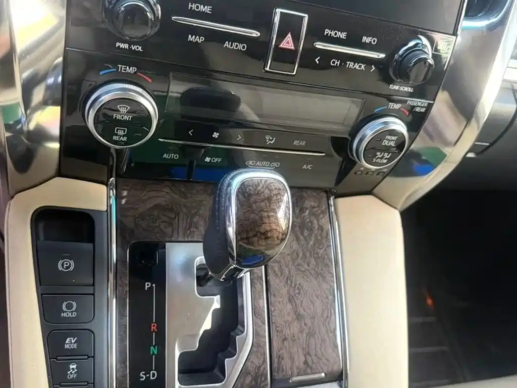 Toyota Alphard — миниатюра 7