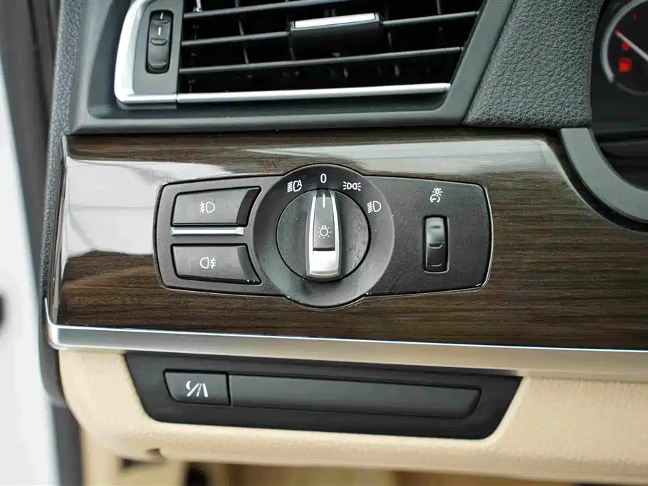 BMW 7 Series — миниатюра 10