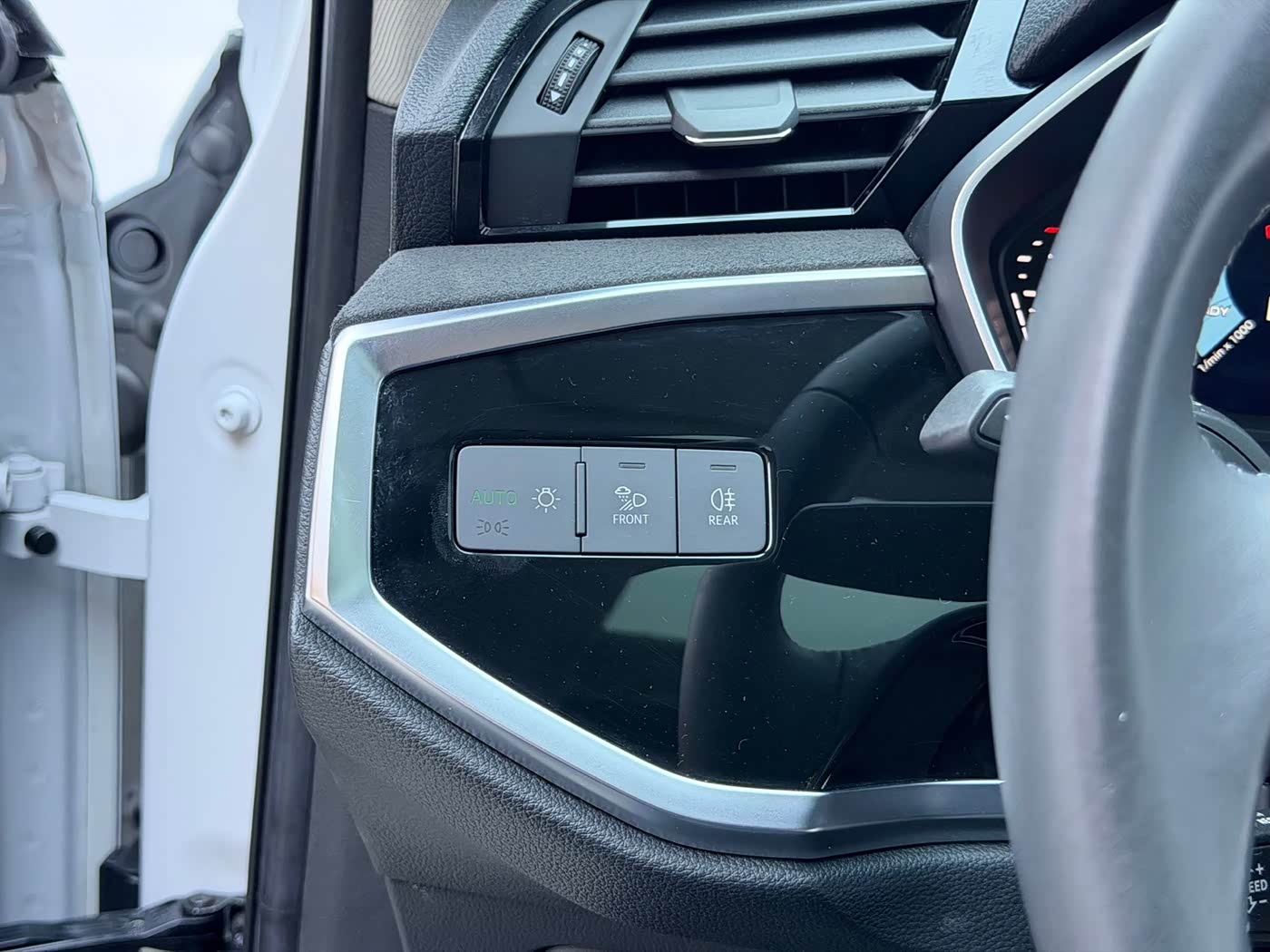 Audi Q3 1.4 л 2023 г. Белый, пробег 25000 км
