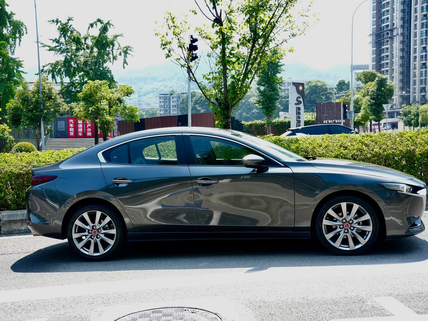 Mazda Mazda3 Axela 2.0 л 2021 г. Серебристо-серый, пробег 45000 км