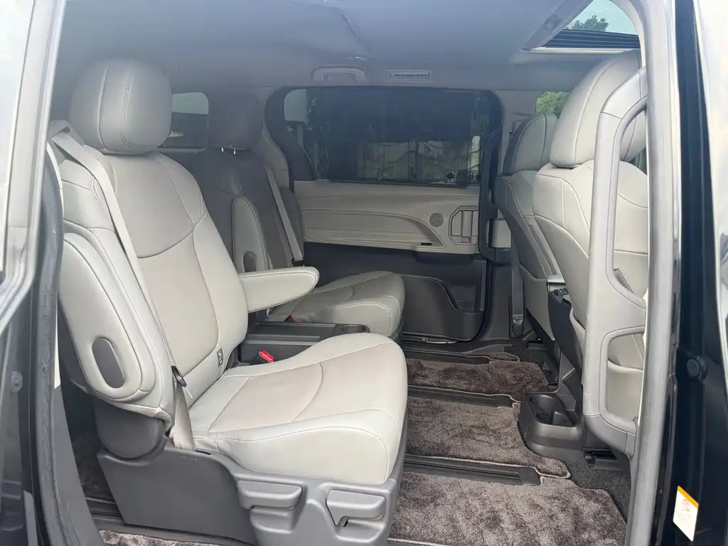 Toyota Sienna — миниатюра 10