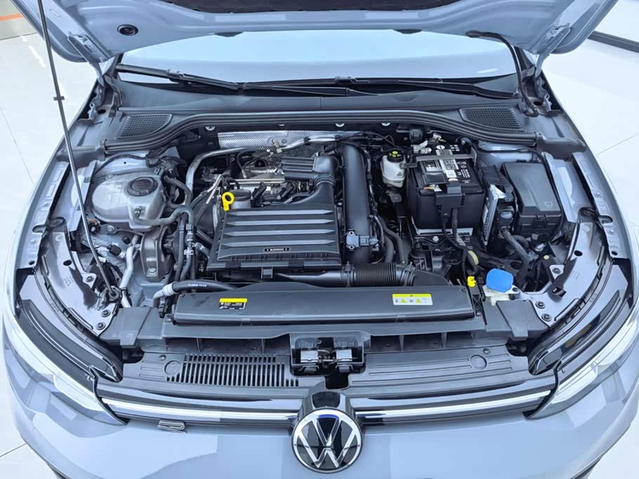 Volkswagen Golf 1.4 л 2023 г. Серебристо-серый, пробег 40800 км