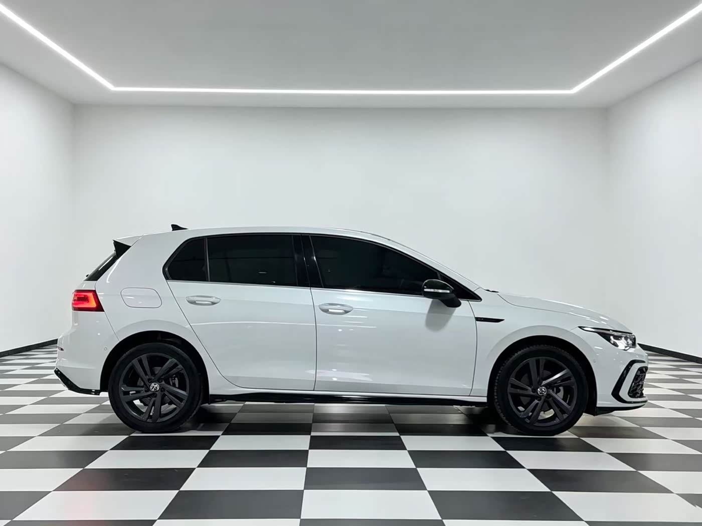 Volkswagen Golf 1.4 л 2022 г. Белый, пробег 25000 км