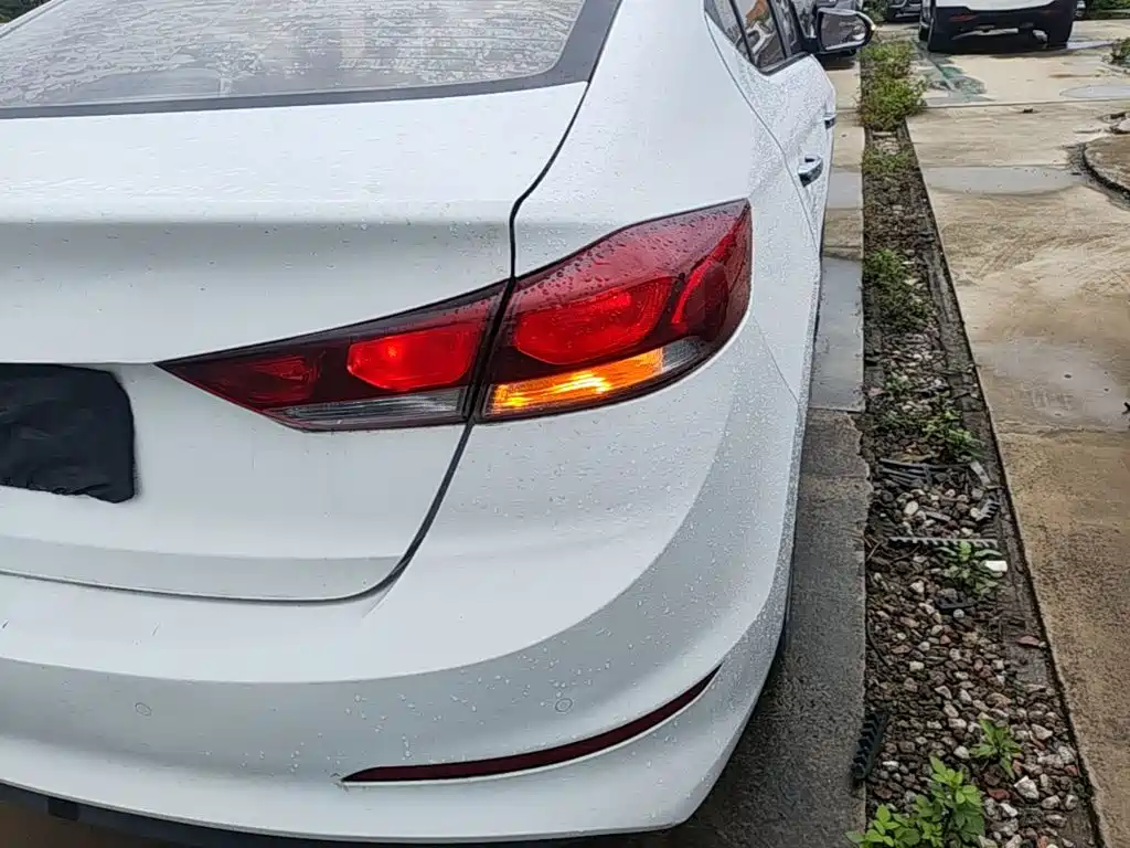 Hyundai Elantra — миниатюра 8