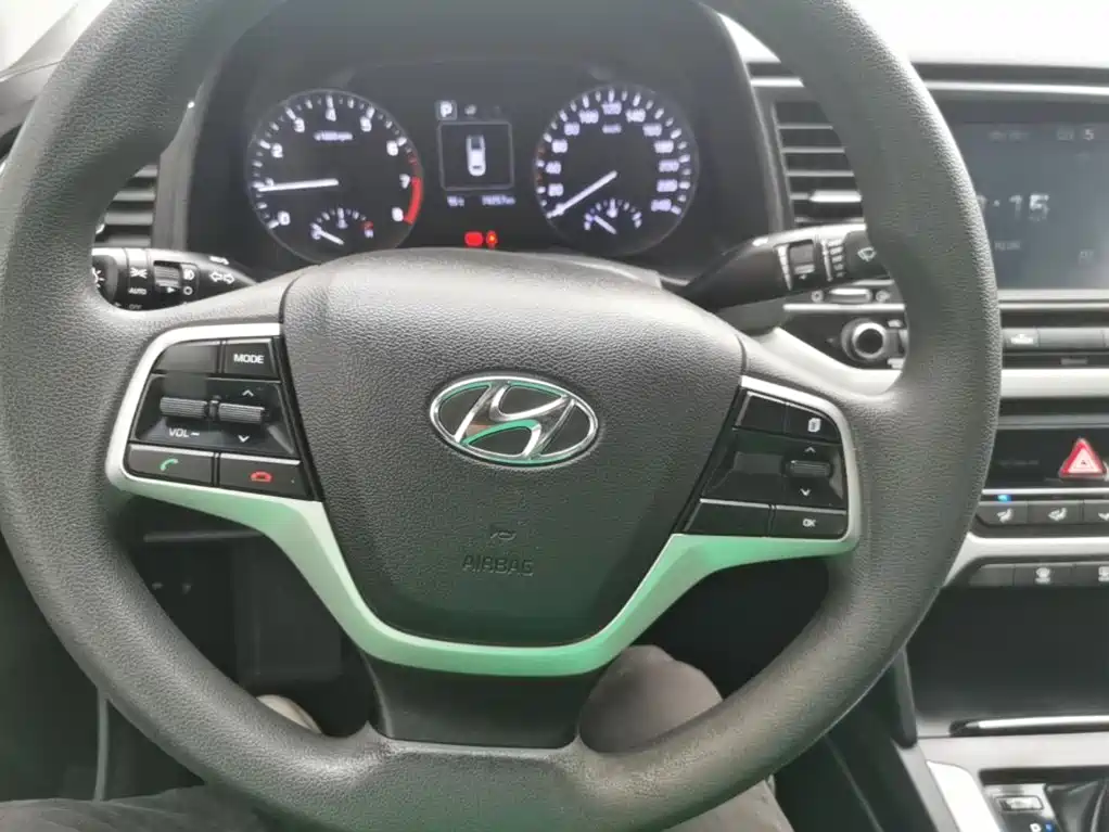 Hyundai Elantra — миниатюра 11