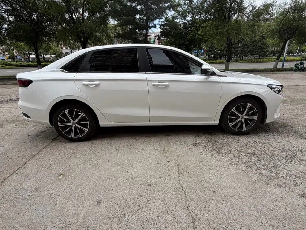Geely Emgrand 2022 4 1.5L CVT Luxury