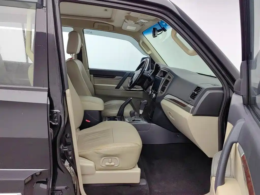 Mitsubishi Pajero (Import) — миниатюра 23