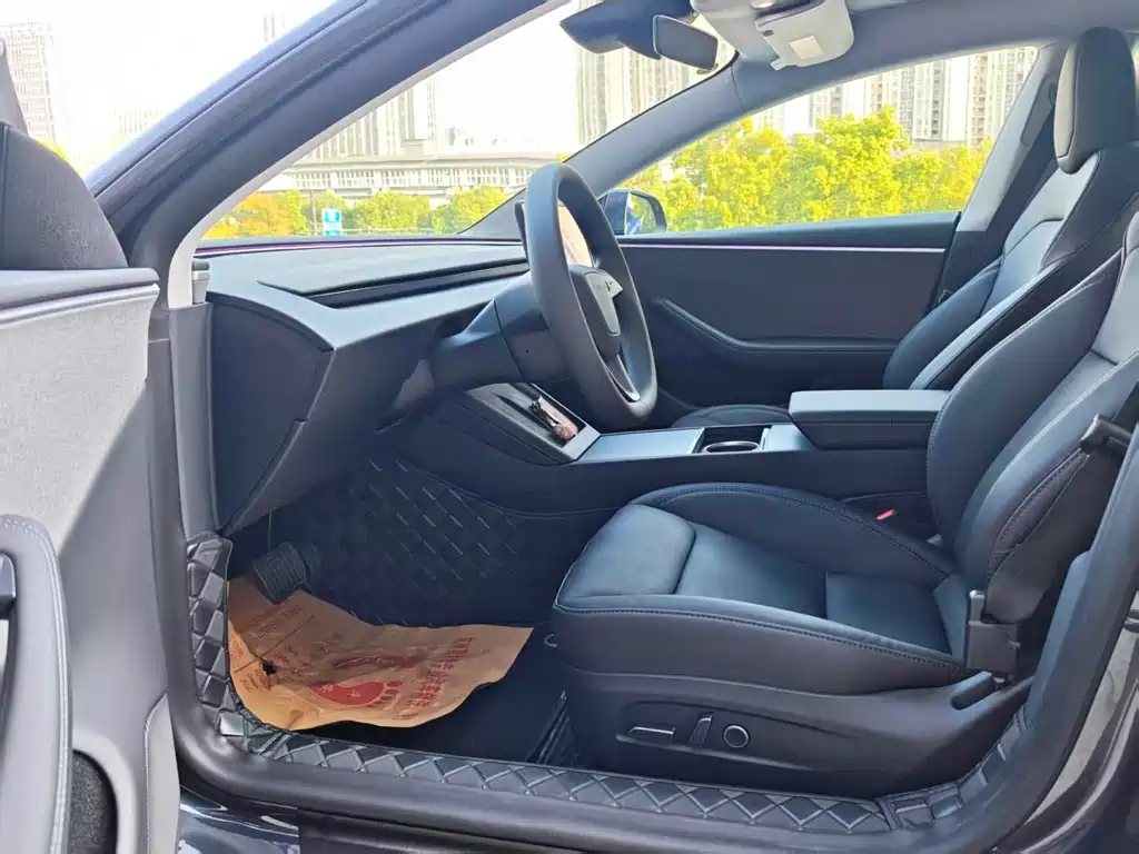 Tesla Model 3 — миниатюра 8