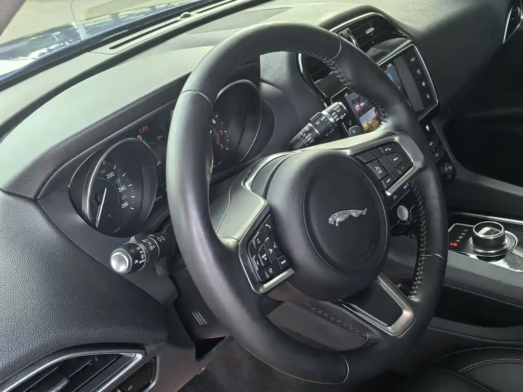 Jaguar F-PACE — миниатюра 8