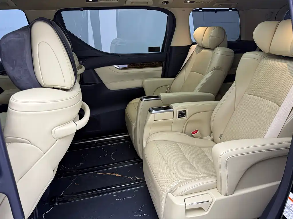 Toyota Alphard — миниатюра 19