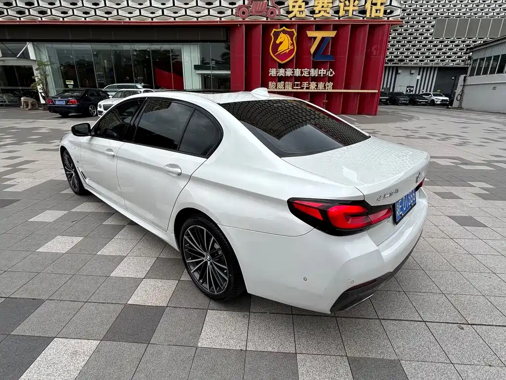 BMW 5 Series — миниатюра 7