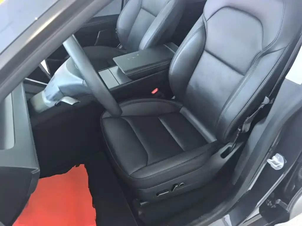Tesla Model Y — миниатюра 15