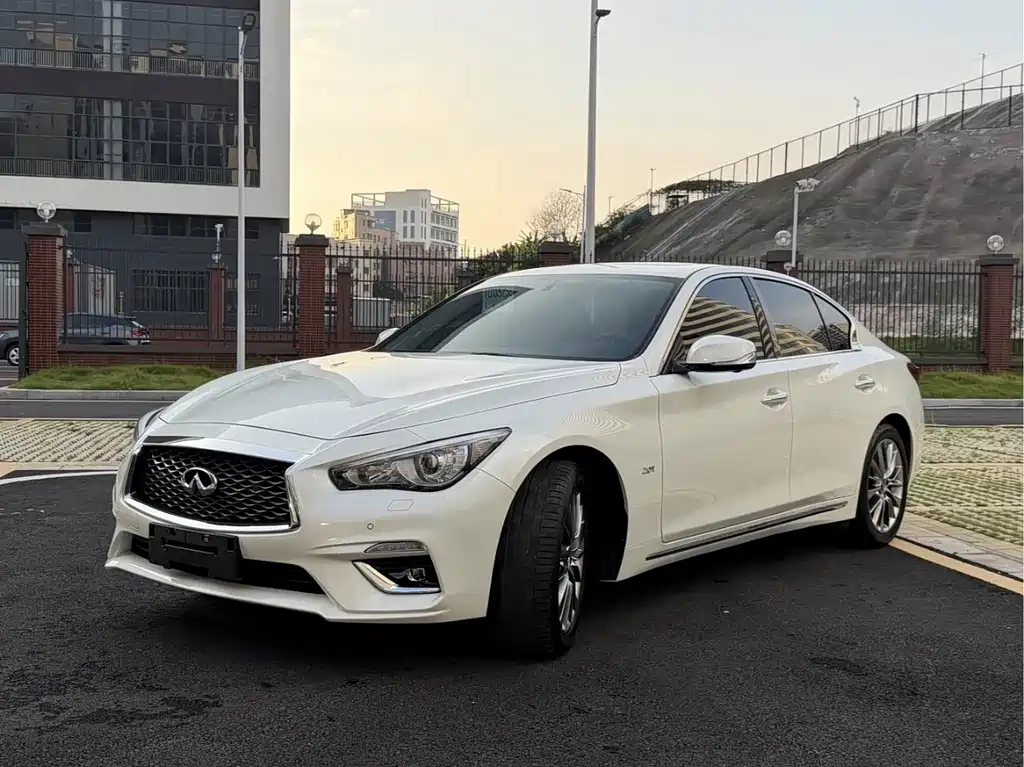Infiniti Q50L