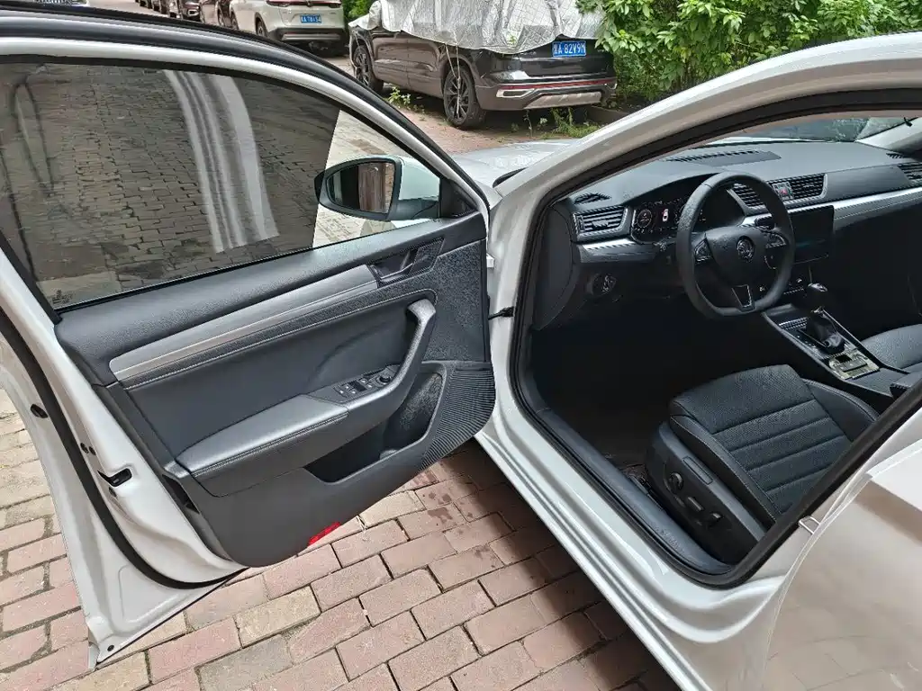 Skoda Superb — миниатюра 12