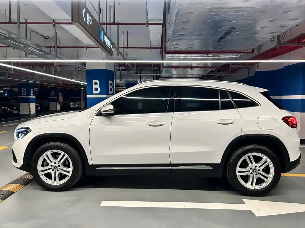 MERCEDES-BENZ GLA