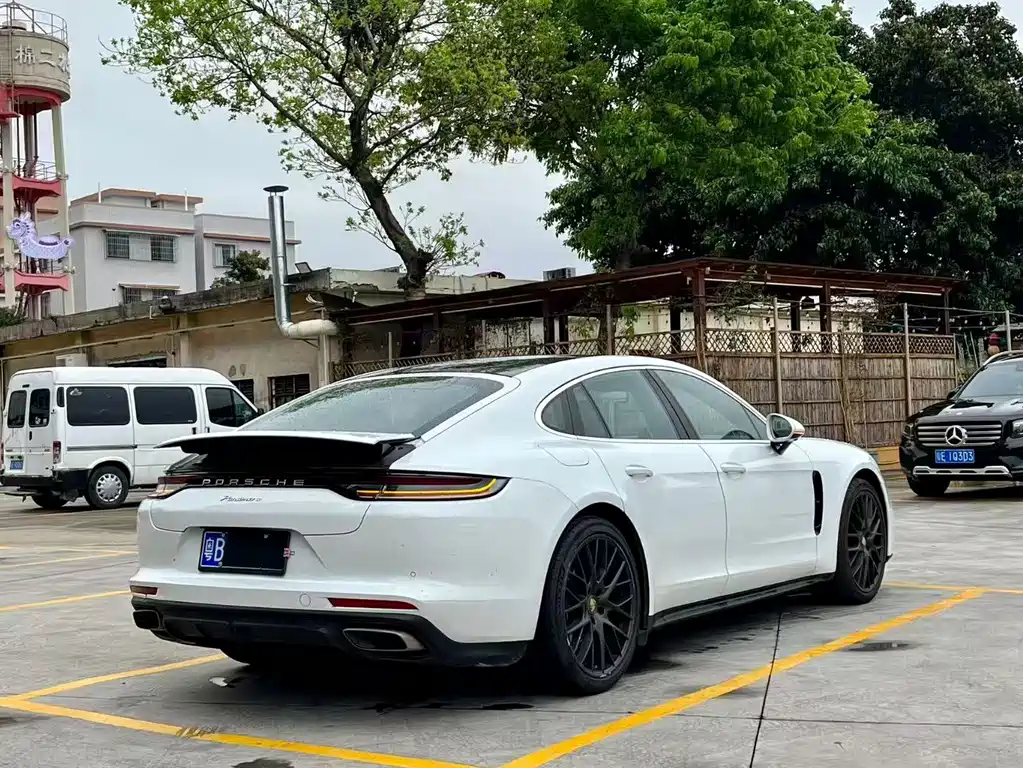 PORSCHE PANAMERA