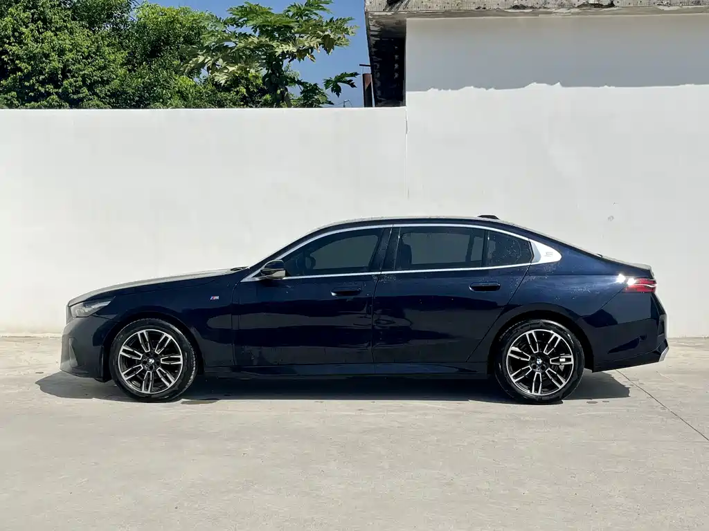 BMW 5 Series — миниатюра 5