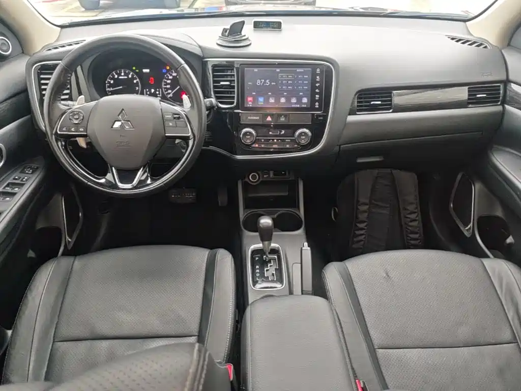 Mitsubishi Outlander — миниатюра 10
