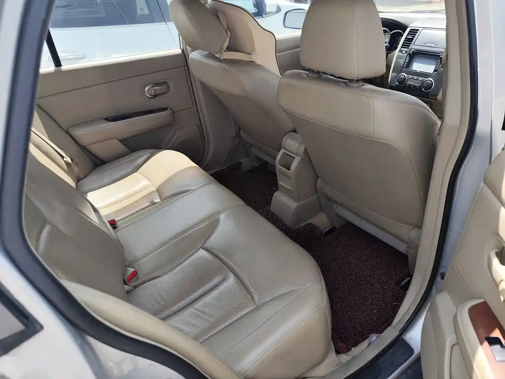 Nissan Tiida — миниатюра 7