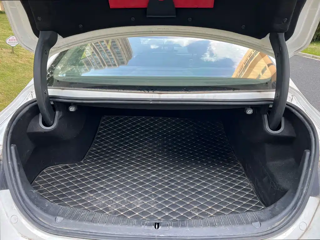 Hongqi Hongqi H5 — миниатюра 15