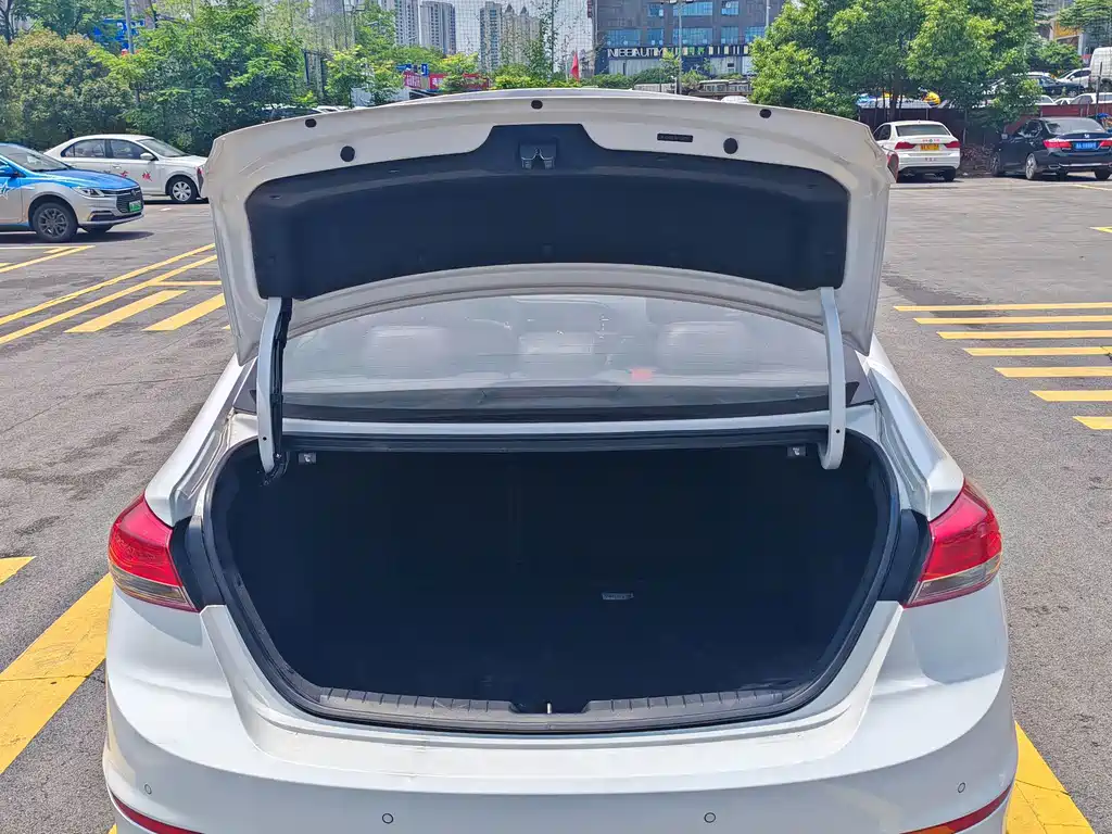 Hyundai Elantra — миниатюра 15
