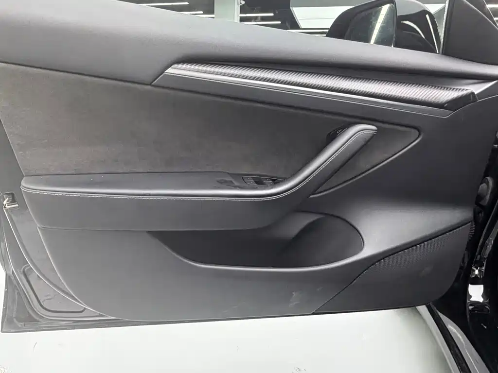 Tesla Model 3 — миниатюра 12