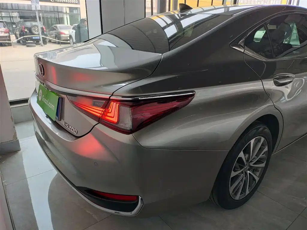 Lexus ES 2021 200