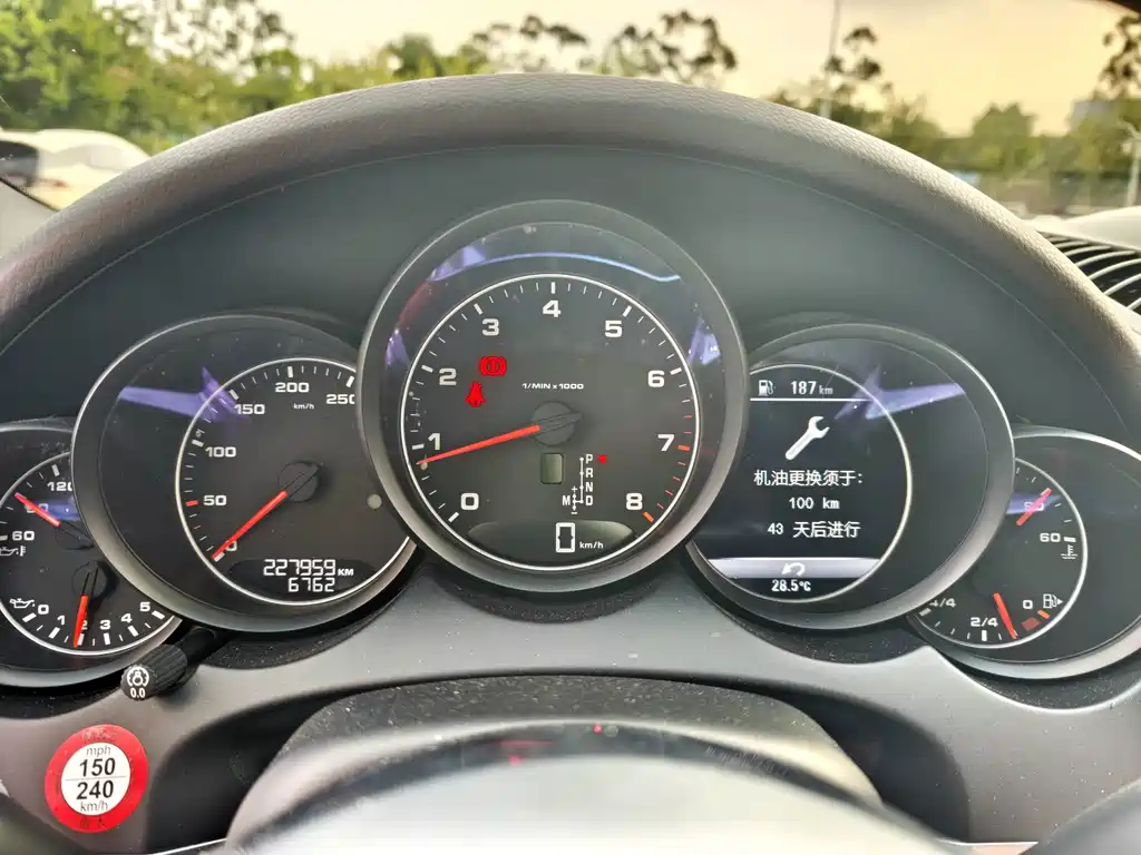 Porsche Cayenne — миниатюра 13