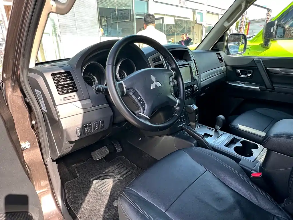 Mitsubishi Pajero (Import) — миниатюра 4