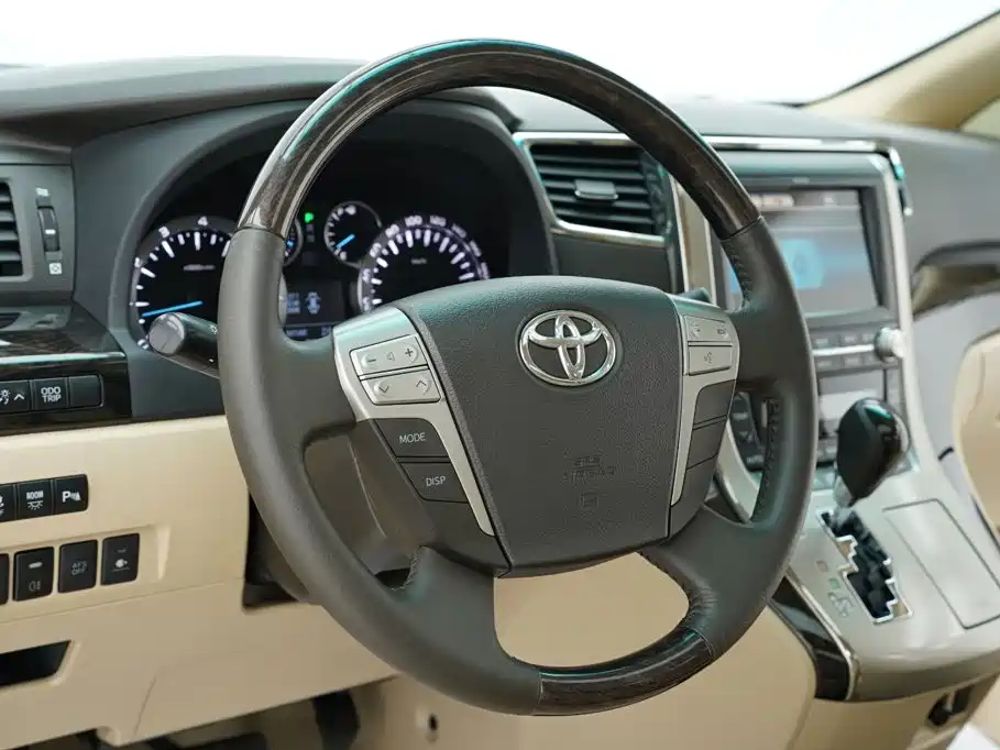 Toyota Alphard — миниатюра 8