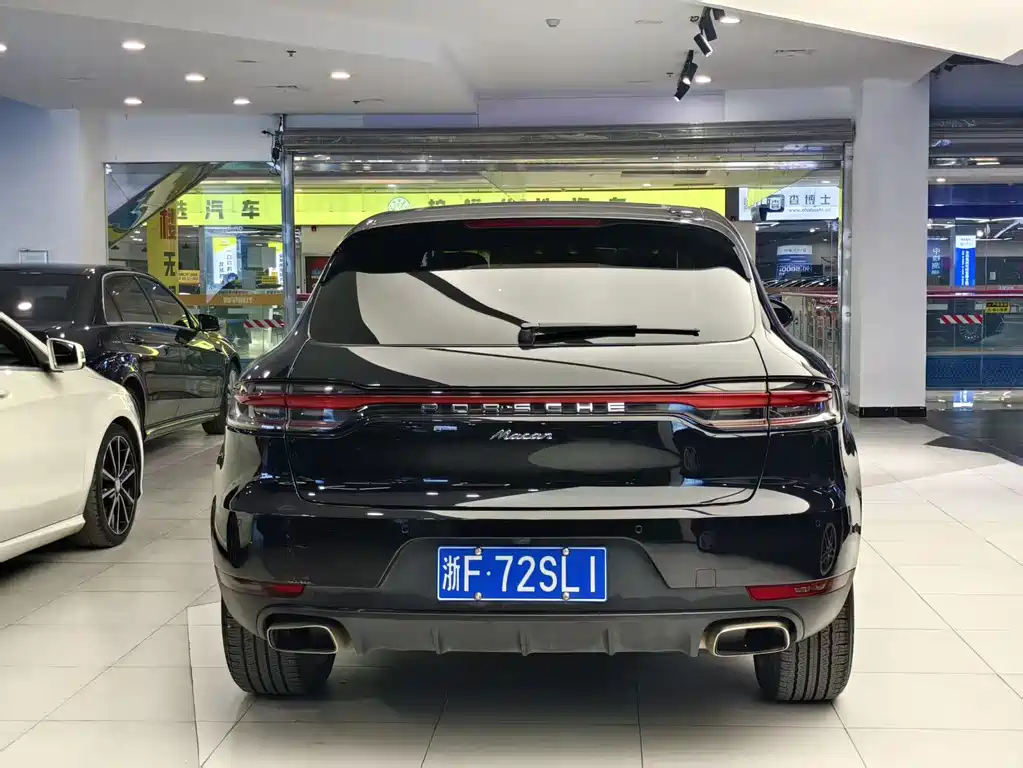 PORSCHE MACAN