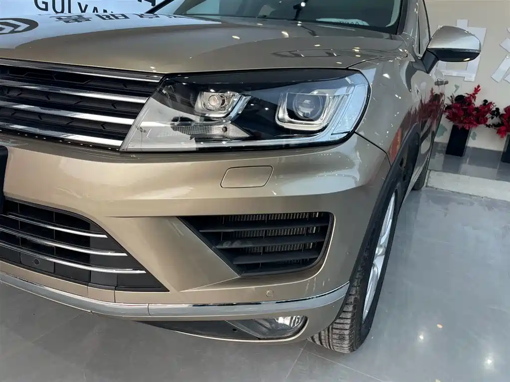 VOLKSWAGEN TOUAREG