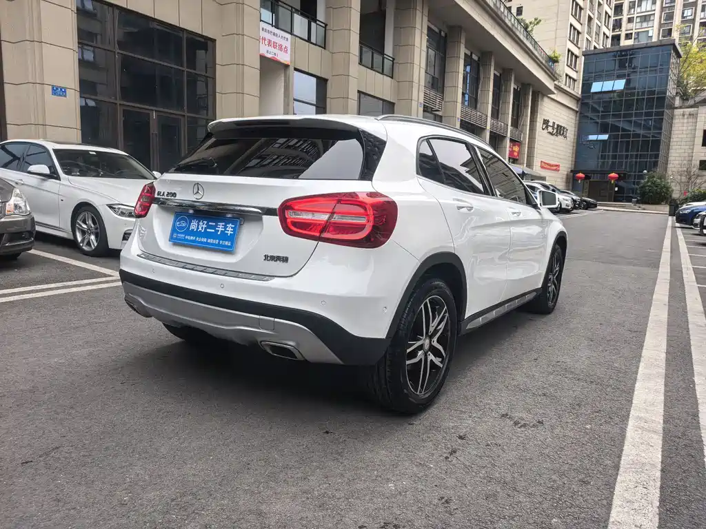 MERCEDES-BENZ GLA