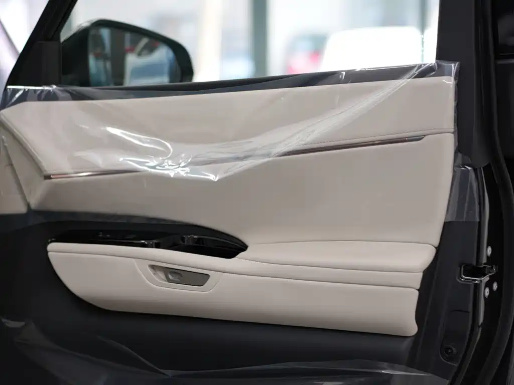 Lexus LM 2025 500h мест