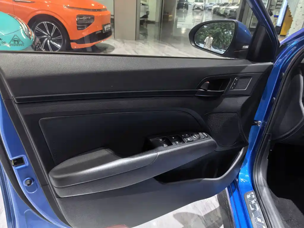 Hyundai Elantra — миниатюра 6