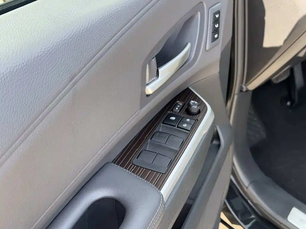 Toyota Granvia — миниатюра 12