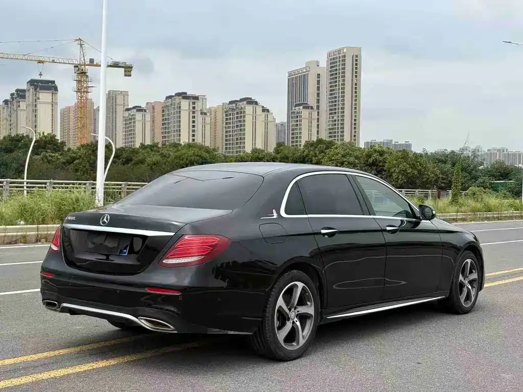 Mercedes-Benz E-Class — миниатюра 8