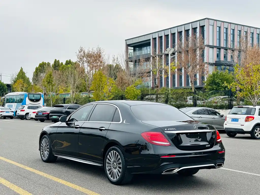 Mercedes-Benz E-Class — миниатюра 4