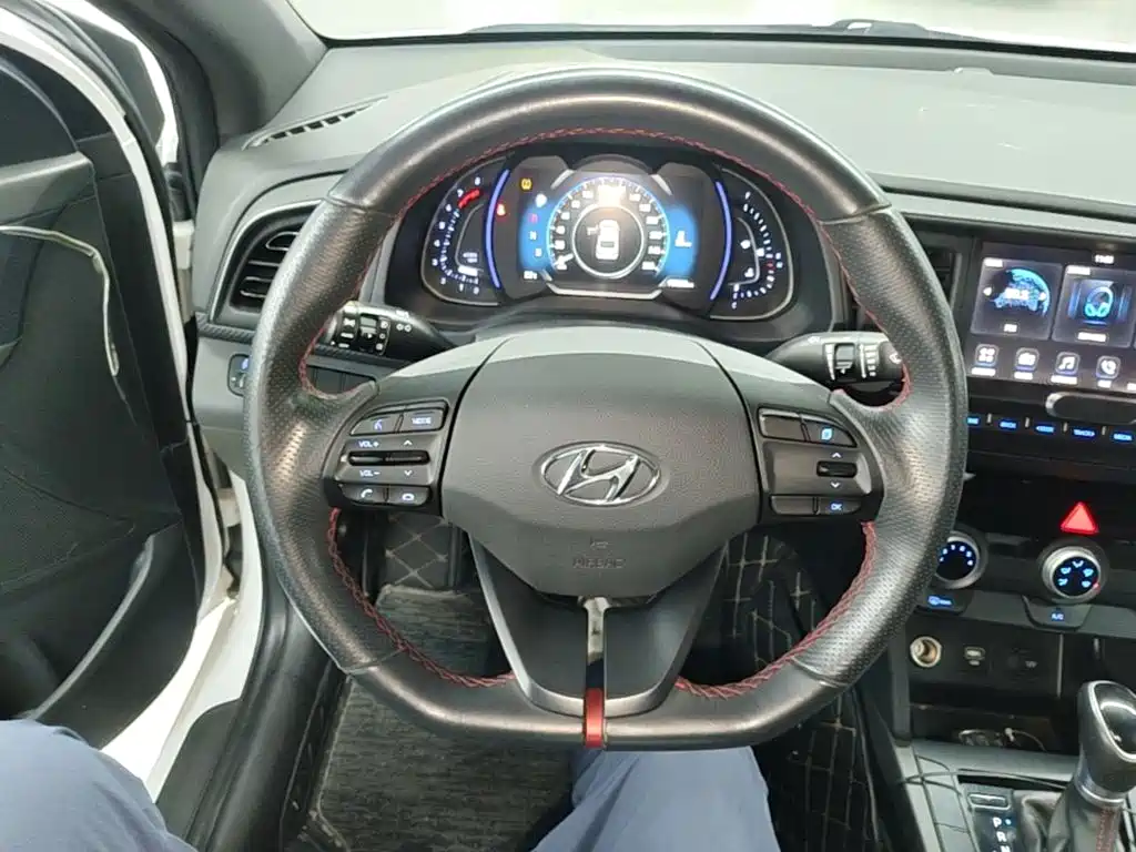 Hyundai Elantra — миниатюра 11