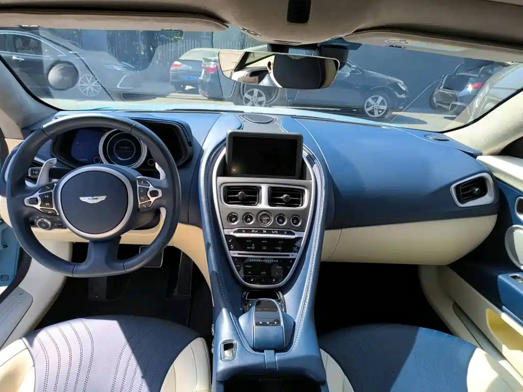 Aston Martin DB11 — миниатюра 9