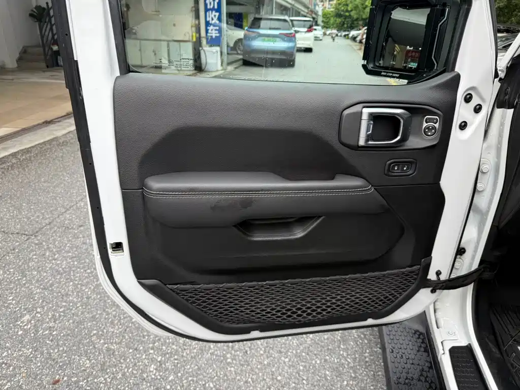 Jeep Wrangler PHEV — миниатюра 29