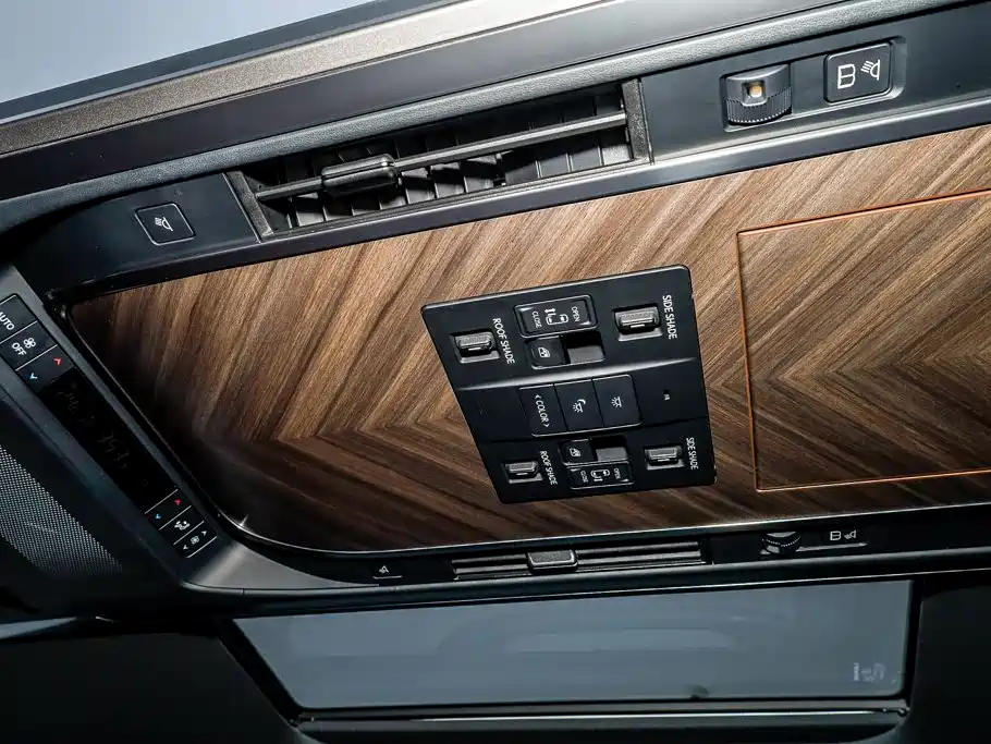 Lexus LM — миниатюра 29