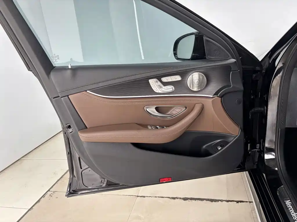 Mercedes-Benz E-Class — миниатюра 10