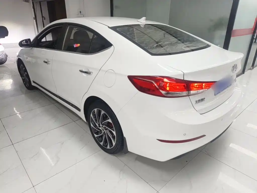 Hyundai Elantra — миниатюра 5