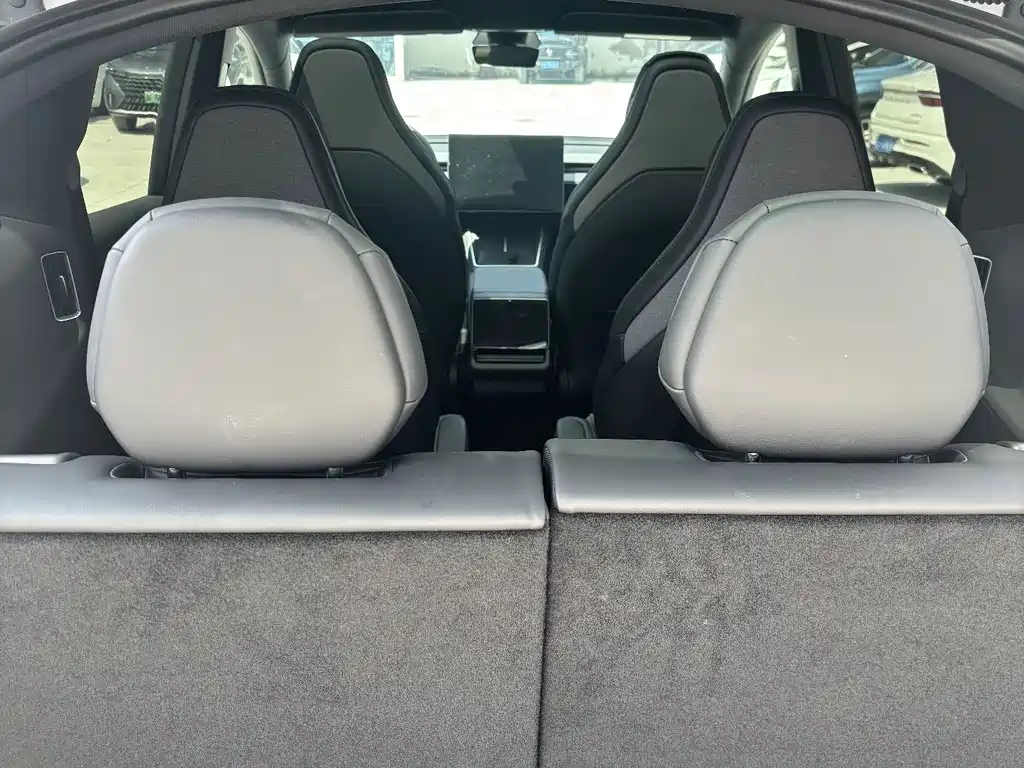 Tesla Model Y L — миниатюра 8