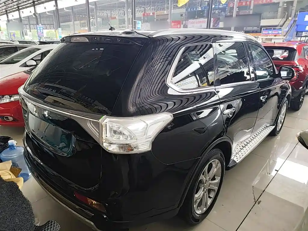 Mitsubishi Outlander 2014 2.4L Luxury 5 мест